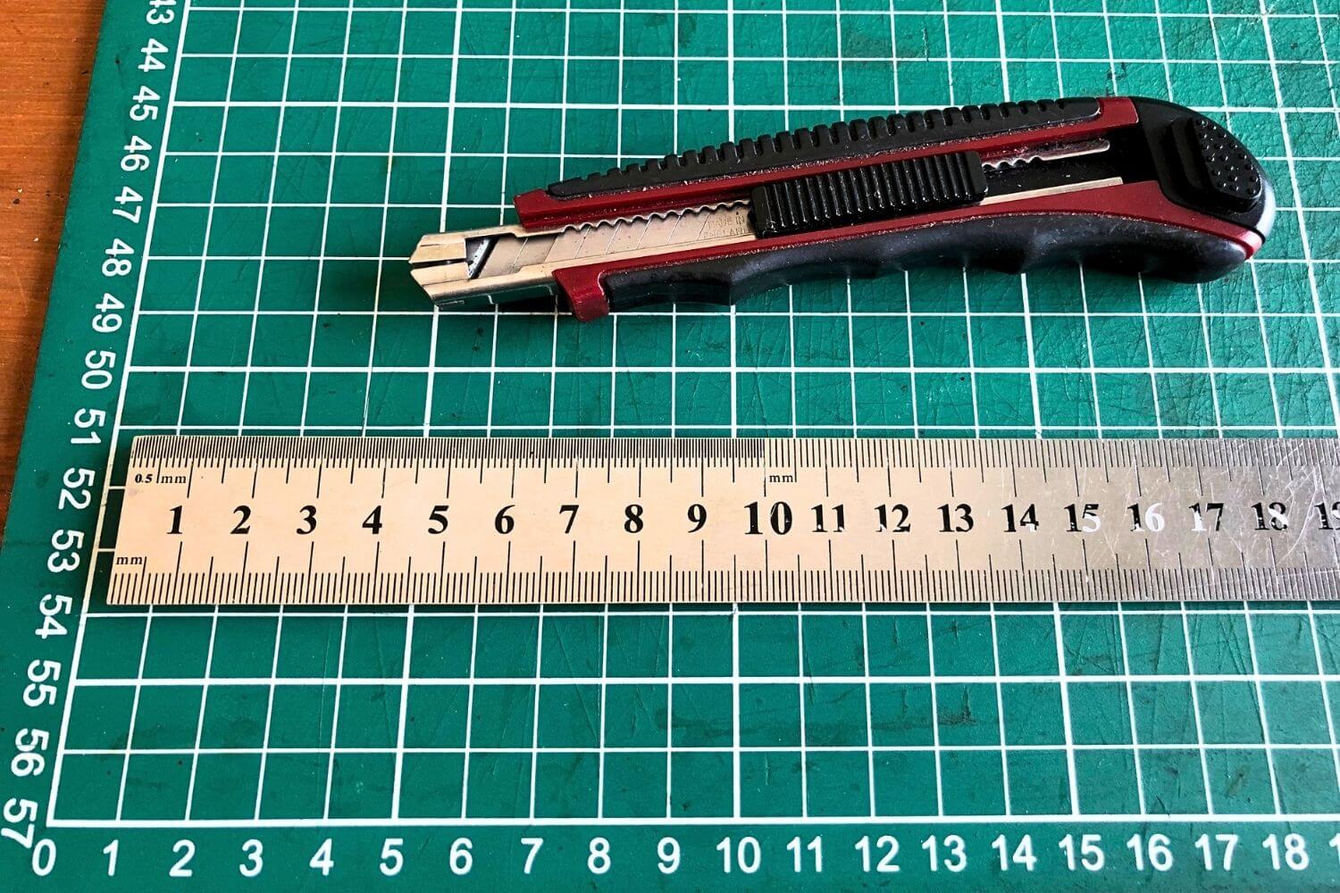 Leathercraft Knife with a steel ruler on a green self-healing cutting mat
